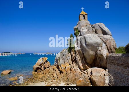 Côte de France en Bretagne, la célèbre petite chapelle à l'roches dans Port-Blanc Banque D'Images