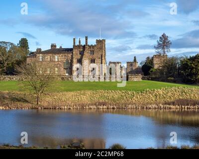 Vue sur le château de Ripley de l'autre côté du lac dans le parc environnant, dans le North Yorkshire, en Angleterre Banque D'Images