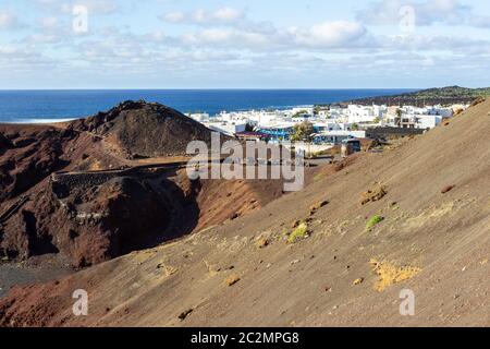 Vue panoramique sur la côte d'El Golfo avec des formations rocheuses volcaniques de couleur rouge et noire et des champs de lave dans le sud-ouest de l'île des canaries Lanz Banque D'Images
