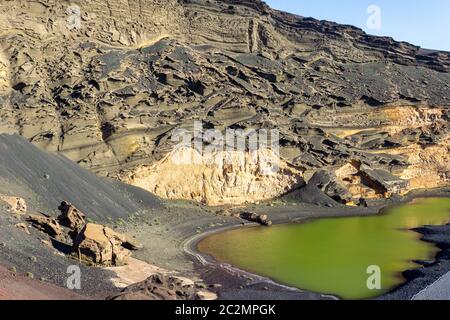 Lagon avec eau verte (Lago Verde) à proximité d'El Golfo sur l'île des canaries Lanzarote, Espagne Banque D'Images