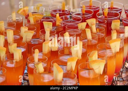 Cocktails aux couleurs vives et morceaux de melon dans un complexe tropical. Concept de vacances. Buvez en vacances Banque D'Images