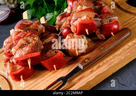 kebab de shish cru avec divers légumes Banque D'Images