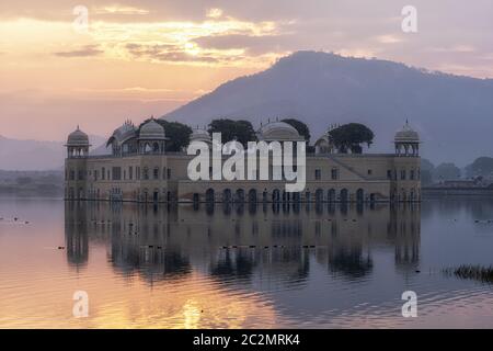 Lever de soleil le matin lumière sur jal mahal 'palais de l'eau' à Jaipur, Rajasthan, Inde. Célèbre palais construit au milieu du lac Man Sagar. Banque D'Images