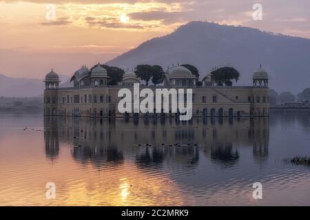 Lever de soleil le matin lumière sur jal mahal 'palais de l'eau' à Jaipur, Rajasthan, Inde. Célèbre palais construit au milieu du lac Man Sagar. Banque D'Images