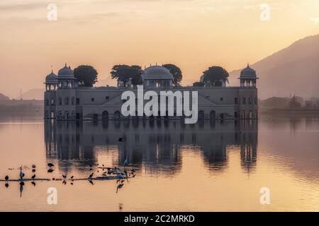 Lever de soleil le matin lumière sur jal mahal 'palais de l'eau' à Jaipur, Rajasthan, Inde. Célèbre palais construit au milieu du lac Man Sagar. Banque D'Images