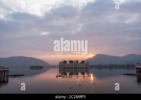 Lever de soleil le matin lumière sur jal mahal 'palais de l'eau' à Jaipur, Rajasthan, Inde. Célèbre palais construit au milieu du lac Man Sagar. Banque D'Images