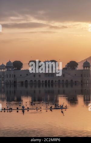 Lever de soleil le matin lumière sur jal mahal 'palais de l'eau' à Jaipur, Rajasthan, Inde. Célèbre palais construit au milieu du lac Man Sagar. Banque D'Images