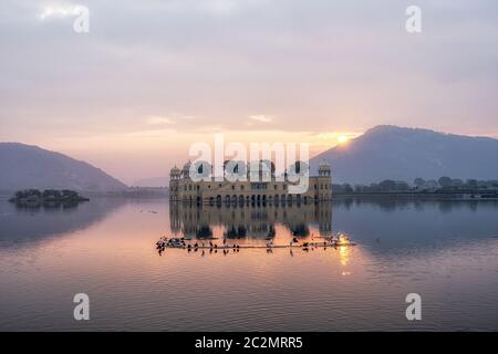 Lever de soleil le matin lumière sur jal mahal 'palais de l'eau' à Jaipur, Rajasthan, Inde. Célèbre palais construit au milieu du lac Man Sagar. Banque D'Images