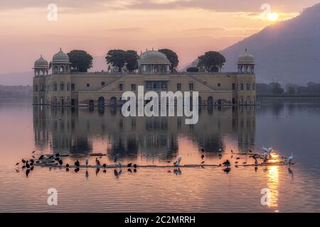 Lever de soleil le matin lumière sur jal mahal 'palais de l'eau' à Jaipur, Rajasthan, Inde. Célèbre palais construit au milieu du lac Man Sagar. Banque D'Images