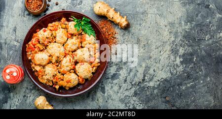 Faites cuire des côtelettes de poulet avec des artichaut de Jérusalem.boulettes De poulet Cuites À La Vapeur Banque D'Images