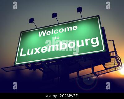 Bienvenue au Luxembourg - Green Billboard on the Rising Sun Background. Banque D'Images