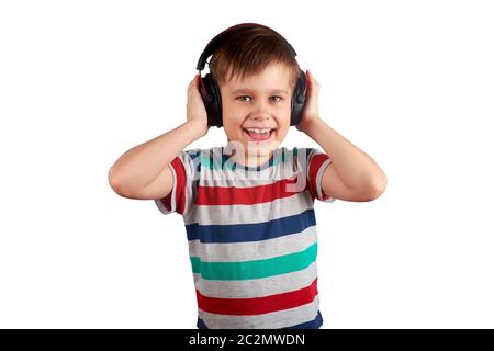 Enfant écoute sa musique préférée sur casque et danse à elle , isolé sur fond blanc. Concept de loisirs, musique et divertissement Banque D'Images