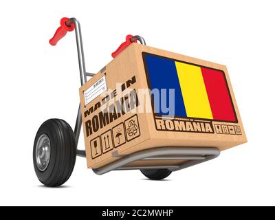 Boîte en carton avec drapeau de Roumanie et texte Made in Romania sur camion main White Background. Concept de livraison gratuite. Banque D'Images