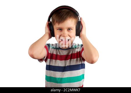 Enfant écoute sa musique préférée sur casque et danse à elle , isolé sur fond blanc. Concept de loisirs, musique et divertissement Banque D'Images