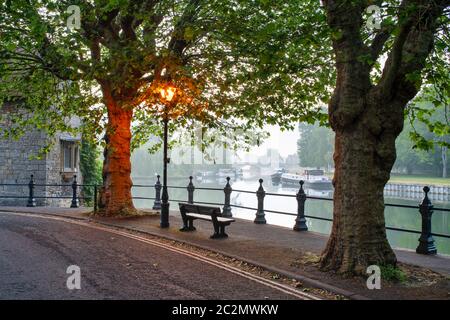 Quai de St Helens en début de matinée. Abingdon sur la Tamise, Oxfordshire, Angleterre Banque D'Images