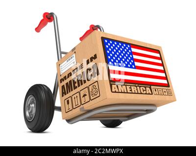 Boîte en carton avec texte drapeau des États-Unis et Made in America sur camion à main fond blanc. Concept de livraison gratuite. Banque D'Images