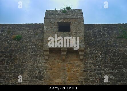 Partie du mur de défense de forteresse avec petite tour au milieu Banque D'Images