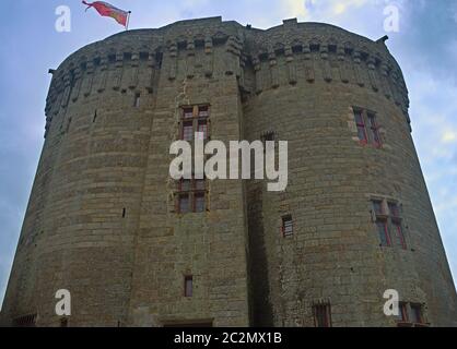 Grande tour de pierre centrale avec drapeau sur le dessus de la forteresse de Dinan, France Banque D'Images