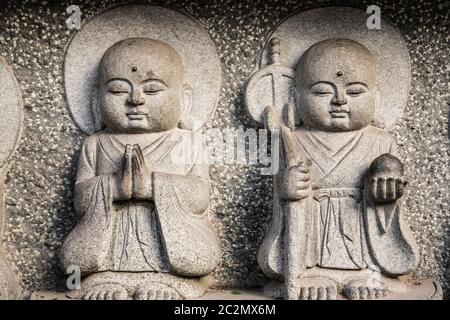 Petites sculptures bouddhistes saintes sculptées sur un mur du temple au monastère de Wenshu, Chengdu, en Chine Banque D'Images