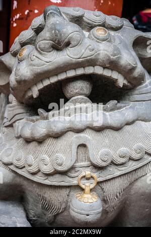 Figure de sculpture à la tête du lion dans la cour du monastère de Wenshu, Chengdu, Chine Banque D'Images