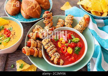 Cochons dans une couverture, sauce tomate épicée et autres aliments pour les doigts Banque D'Images