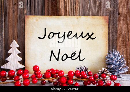 Papier avec texte français Joyeux Noel Joyeux Noël. Décoration de Noël et de fond de bois Banque D'Images