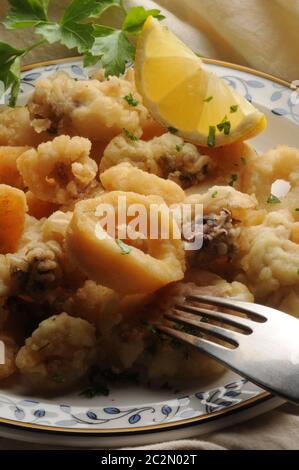 Plat de poisson frit avec une tranche de citron. Banque D'Images