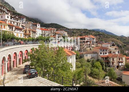 Vue panoramique sur le village pittoresque d'Arachova au pied du mont Parnassos à Viotia, près de Delphi, Grèce. Banque D'Images