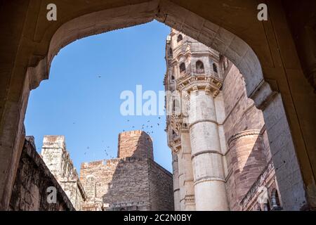 fort mehrangarh vue d'en dessous près de la porte d'entrée principale. Un célèbre monument emblématique à Jodhpur, en Inde. Banque D'Images