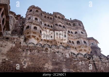 fort mehrangarh vue d'en dessous près de la porte d'entrée principale. Un célèbre monument emblématique à Jodhpur, en Inde. Banque D'Images