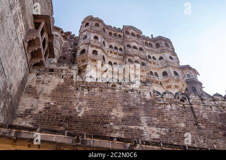 fort mehrangarh vue d'en dessous près de la porte d'entrée principale. Un célèbre monument emblématique à Jodhpur, en Inde. Banque D'Images