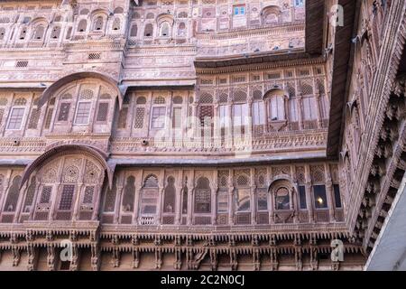 Vues détaillées des fenêtres et des colonnes du palais dans le fort Mehrangarh à Jodhpur, Inde Banque D'Images