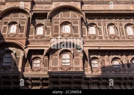 Vues détaillées des fenêtres et des colonnes du palais dans le fort Mehrangarh à Jodhpur, Inde Banque D'Images