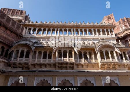 Vues détaillées des fenêtres et des colonnes du palais dans le fort Mehrangarh à Jodhpur, Inde Banque D'Images