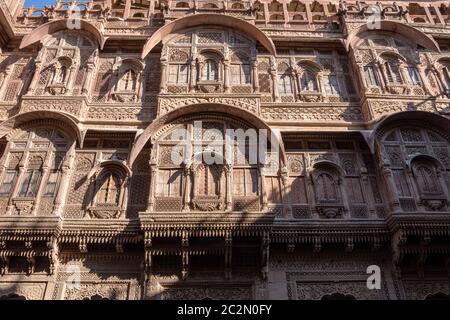 Vues détaillées des fenêtres et des colonnes du palais dans le fort Mehrangarh à Jodhpur, Inde Banque D'Images