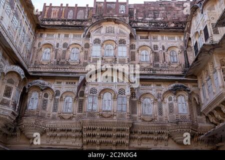 Vues détaillées des fenêtres et des colonnes du palais dans le fort Mehrangarh à Jodhpur, Inde Banque D'Images