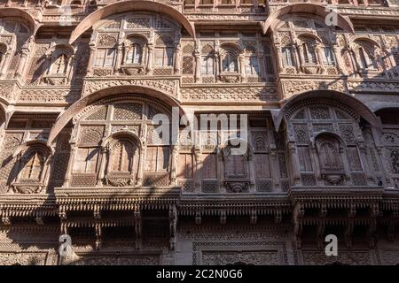 Vues détaillées des fenêtres et des colonnes du palais dans le fort Mehrangarh à Jodhpur, Inde Banque D'Images