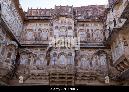 Vues détaillées des fenêtres et des colonnes du palais dans le fort Mehrangarh à Jodhpur, Inde Banque D'Images