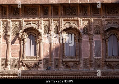 Vues détaillées des fenêtres et des colonnes du palais dans le fort Mehrangarh à Jodhpur, Inde Banque D'Images