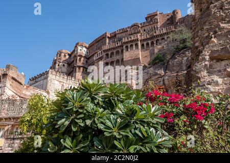 fort mehrangarh vue d'en dessous près de la porte d'entrée principale. Un célèbre monument emblématique à Jodhpur, en Inde. Banque D'Images