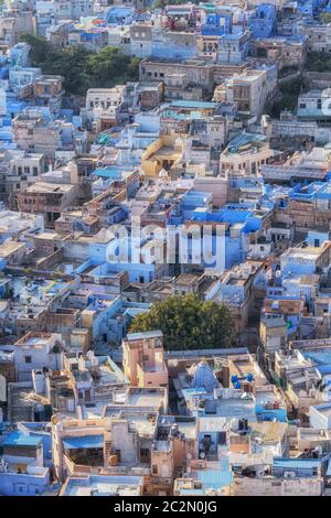 La vue de Jodhpur ville du sommet. Jodhpur est également appelé la ville bleue en raison de nombreux résidents peignant leurs maisons bleues. Pris au sommet de meh Banque D'Images