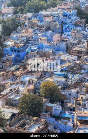 La vue de Jodhpur ville du sommet. Jodhpur est également appelé la ville bleue en raison de nombreux résidents peignant leurs maisons bleues. Pris au sommet de meh Banque D'Images