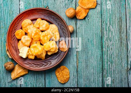 Boulettes paresseuses avec citrouilles sur une vieille table en bois Banque D'Images