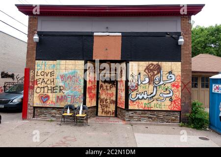 J'aime les autres « Black Lives Matter » RIP écrit sur contreplaqué protection de veuve après le meurtre de George Floyd par la police. Minneapolis Minnesota MN États-Unis Banque D'Images