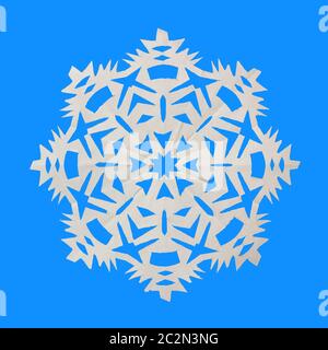 Coupe papier et de flocon de neige se trouve sur fond bleu Banque D'Images