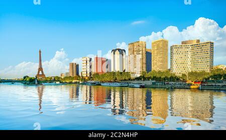 Quartier moderne des gratte-ciel sur la Seine avec vue sur la Tour Eiffel à Paris, France Banque D'Images