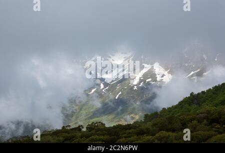 Paysage de montagne dans le parc national de Picos de Europa, l'Espagne, les Asturies. La neige sur les sommets des montagnes. Banque D'Images