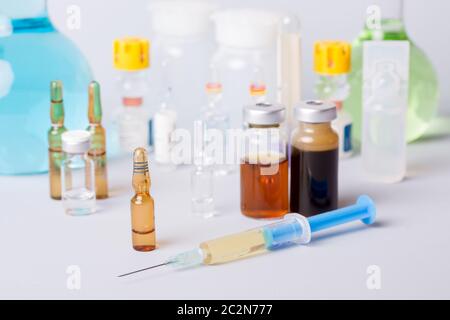 Les seringues avec ampoules de médicaments Banque D'Images