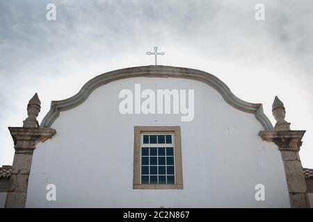 Albufeira, Portugal - 3 mai 2018 : détail architectural de l'église Saint-Sébastien (Igreja de Sao Sebastiao) dans le centre-ville le printemps Banque D'Images
