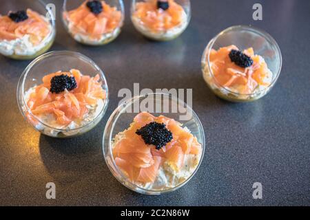 Oeufs de lompe saumon verrine de fromage frais et de l'avocat lit dans la cuisine Banque D'Images